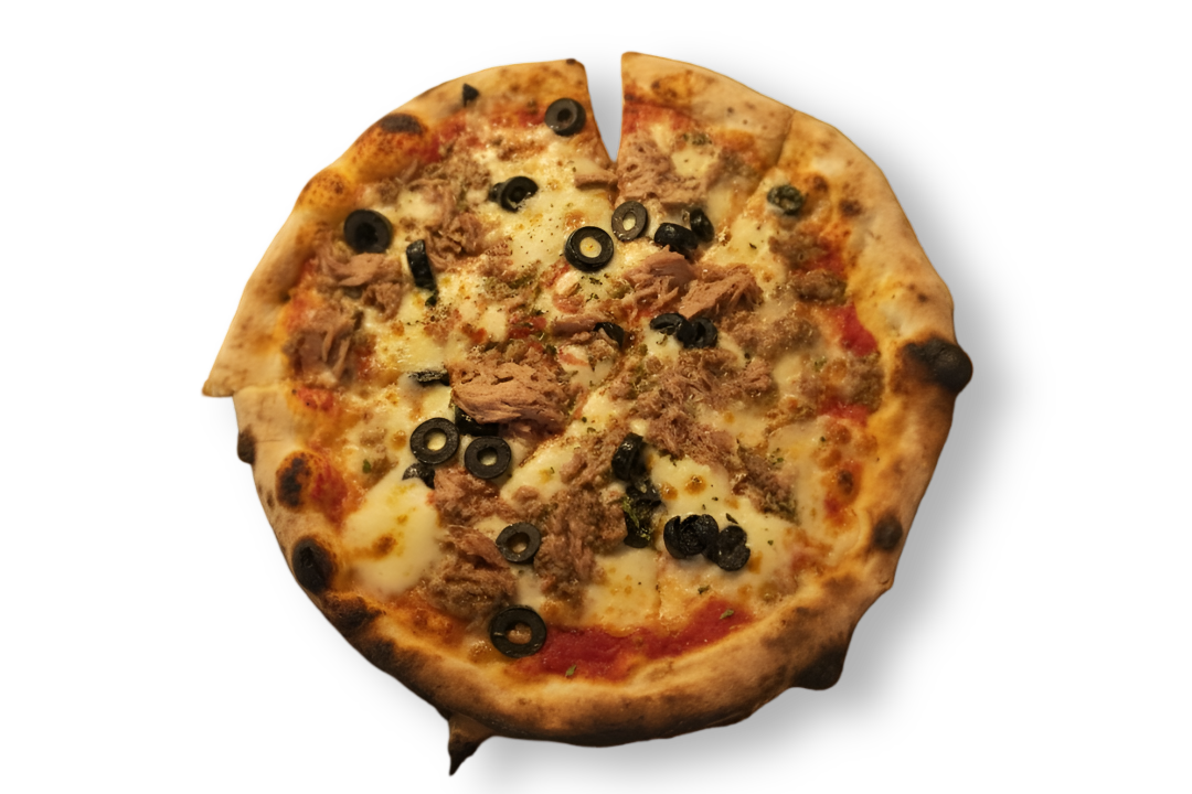 Pizza Boloñesa Con Aceitunas Y Mozzarella En Playa San Juan